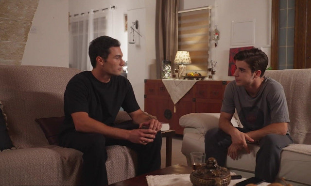 Γη της ελιάς Spoiler:  Η Αθηνά και ο Τζον παντρεύονται υπό τις «ευλογίες» του Ισίδωρου