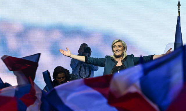 Γαλλία: Η Λεπέν «φλερτάρει» με την απόλυτη πλειοψηφία και ο Μακρόν καταρρέει