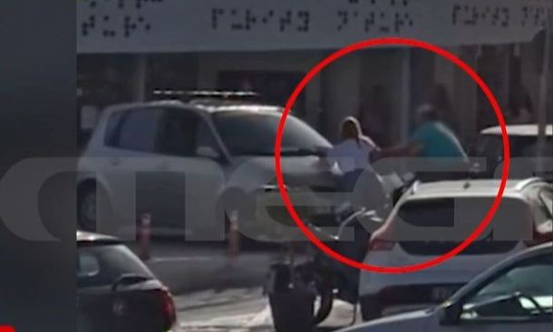 Βίντεο ντοκουμέντο από τη στιγμή που η Χριστίνα Παππά δέχεται επίθεση στη Γλυφάδα