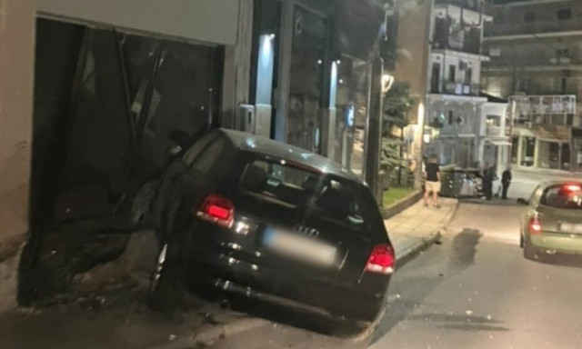 Κοζάνη: Αυτοκίνητο μπούκαρε σε κατάστημα και τα έκανε γης μαδιάμ