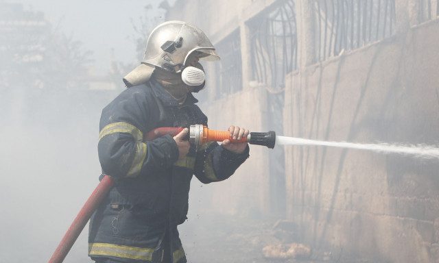 Φωτιά τώρα σε αποθήκη στο Λαγονήσι