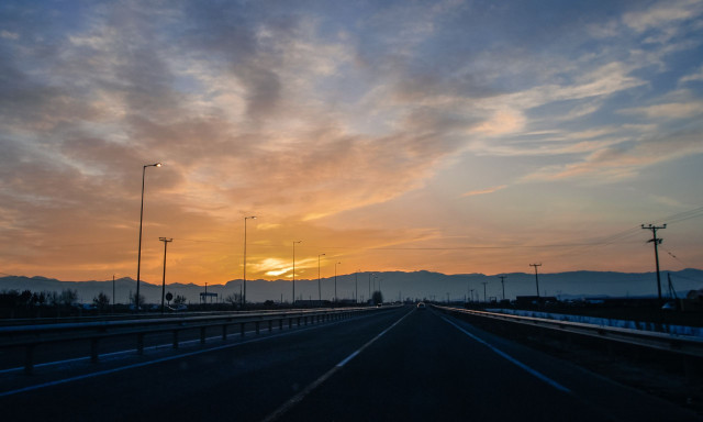 Καιρός: Με ζέστη και τοπικές καταιγίδες η Παρασκευή – Η πρόγνωση για το Σαββατοκύριακο