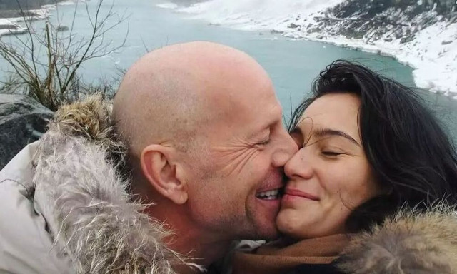 Μπρους Γουίλις: Νέα φωτογραφία του ηθοποιού σε τρυφερές στιγμές με τη σύζυγό του