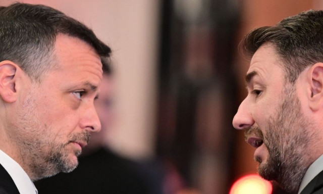 Μπρα ντε φερ στην Κεντρική Επιτροπή του ΠΑΣΟΚ: Τα ατού Δούκα και τα χαρτιά Ανδρουλάκη