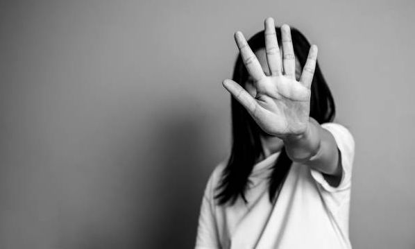 Χειροπέδες σε 45χρονο στη  Ρόδο: Βιντεοσκοπούσε την θετή του κόρη την ώρα που έκανε μπάνιο