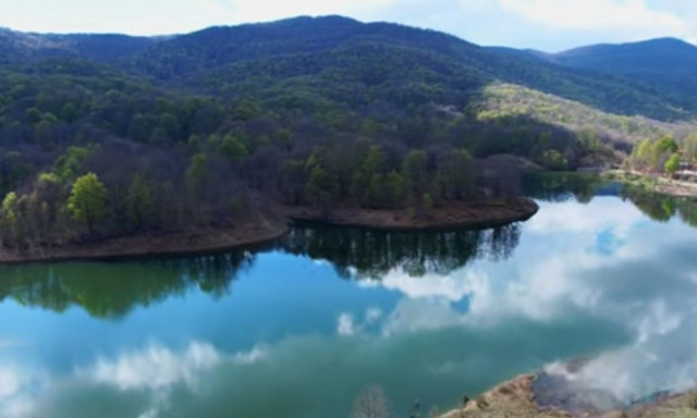 Αυτή είναι η λίμνη σε χωριουδάκι στα χίλια μέτρα υψόμετρο στα Τρίκαλα