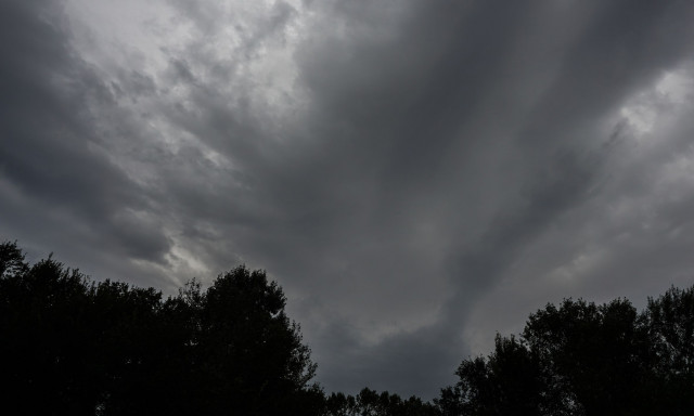 Καιρός: Από τον ήλιο στις... μπόρες – Πού θα ξεσπάσουν το απόγευμα τα φαινόμενα