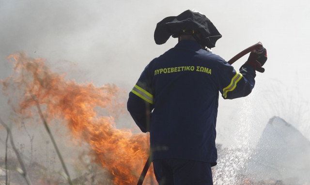 Φωτιά στον Ασπρόπυργο - Σηκώθηκαν και εναέρια μέσα, χτύπησε το 112