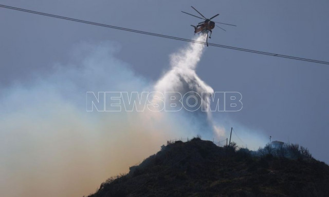Φωτιά στην Πάρνηθα: Κατευθύνονται προς Βαρυμπόμπη οι φλόγες