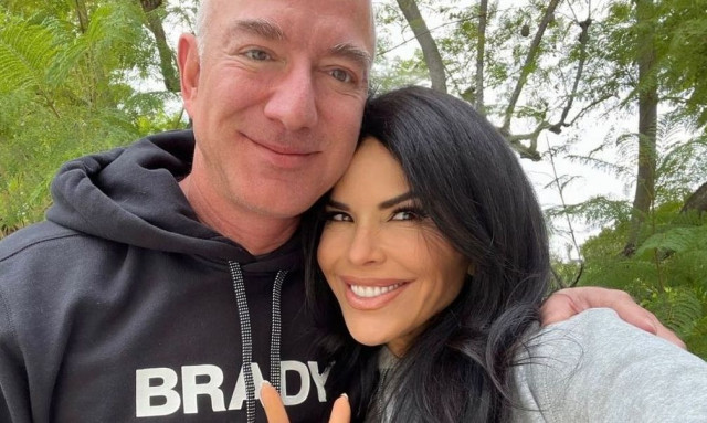 Τζεφ Μπέζος:  Για τζετ σκι με την σύντροφό του και την Κιμ Καρντάσιαν στις Σπέτσες