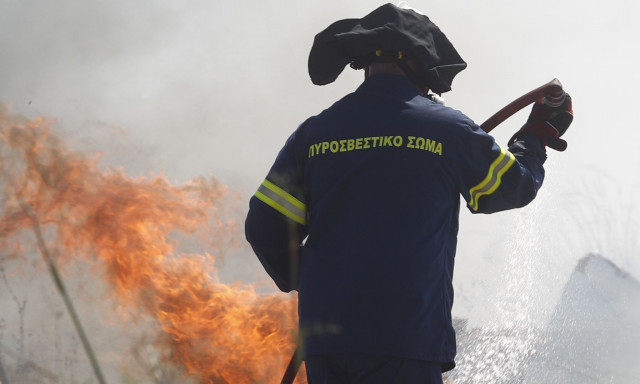 Φωτιά στην Ανάβυσσο: Ήχησε μήνυμα 112 για εκκένωση σε δύο οικισμούς