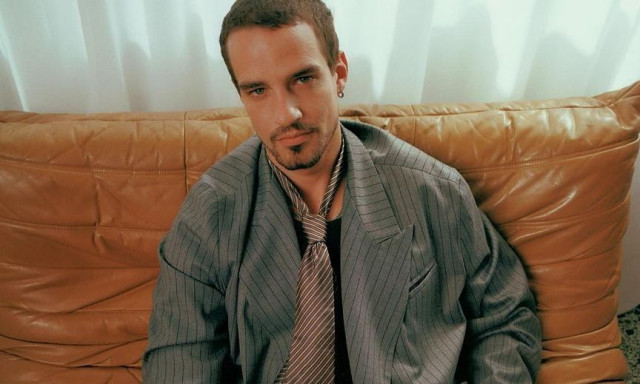 Περήφανος τσολιάς ο Λίαμ Άιρλαντ: Ο ηθοποιός της «Γης της Ελιάς» υπηρετεί στην προεδρική φρουρά