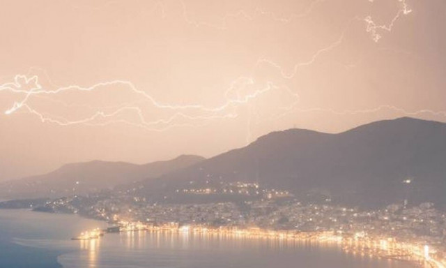 Καιρός: Κόκκινη προειδοποίηση για το Σαββατοκύριακο - Μedicane θα «χτυπήσει την Ελλάδα