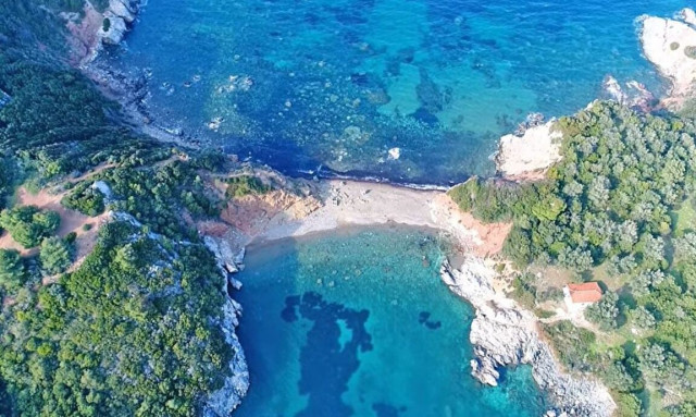 Η πανέμορφη παραλία της Εύβοιας με την... διπλή ακτή