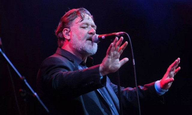 Ράσελ Κρόου: Τραγούδησε στο Glastonbury και βγαίνει σε περιοδεία