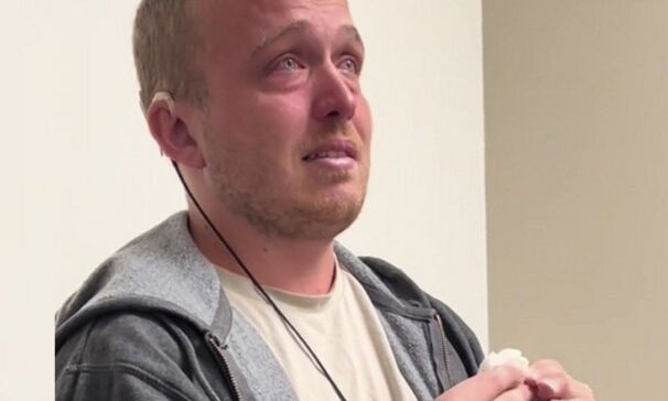 ΗΠΑ: Συγκλονίζει η αντίδραση 28χρονου που ακούει για πρώτη φορά στην ζωή του [vid]