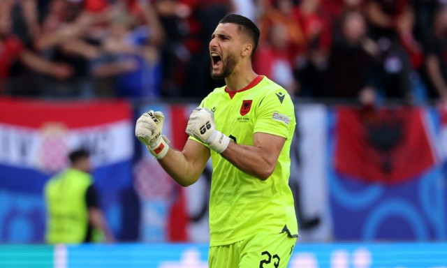 AEK: «Φουλάρει» για Στρακόσα, ανακοινώνει Μπρινιόλι και Σισέ