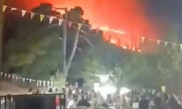 Ζάκυνθος: Διασκέδαζαν σε πανηγύρι, ενώ η φωτιά έκαιγε ανεξέλεγκτα πίσω τους