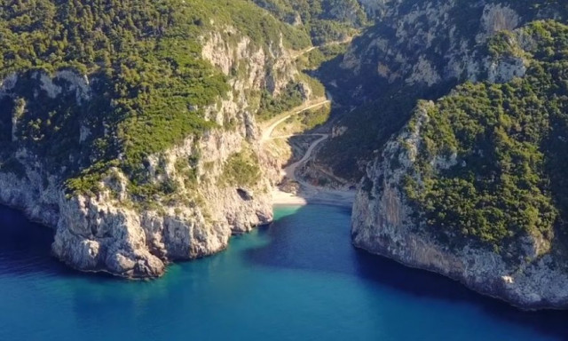 Βυθούρι: Η γραφική παραλία με τα κρυστάλλινα νερά 2,5 ώρες από την Αθήνα