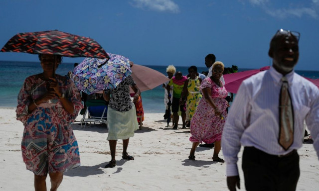 Tυφώνας Μπέριλ: Πλησιάζει απειλητικά την Καραϊβική - Πολίτες στα καταφύγια, ουρές στα σούπερ μάρκετ