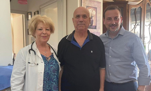 Νοσοκομείο Μεταξά: Οι δύο πρώτοι ασθενείς που έλαβαν θεραπεία στο σπίτι μιλούν για το «ΟΙΚΟΘΕΝ»