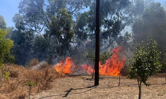 Μεγάλη φωτιά στη Κω: Ήχησε το 112 για εκκένωση στα Καρδάμαινα