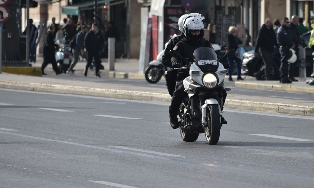 Ανήλικοι χτύπησαν και λήστεψαν 23χρονο στην Ερμού