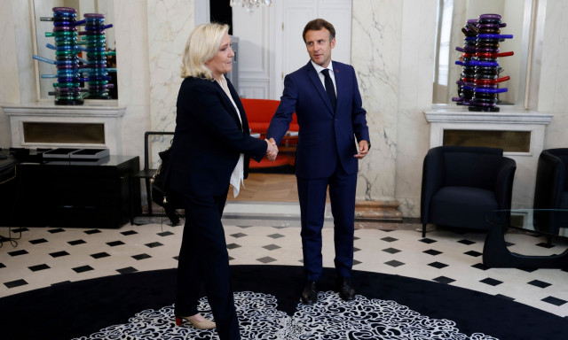 Σε θέση αναμονής η Αθήνα για τη στάση Λεπέν στην Ευρώπη και οι αστερίσκοι στις σχέσεις με τον Μακρόν