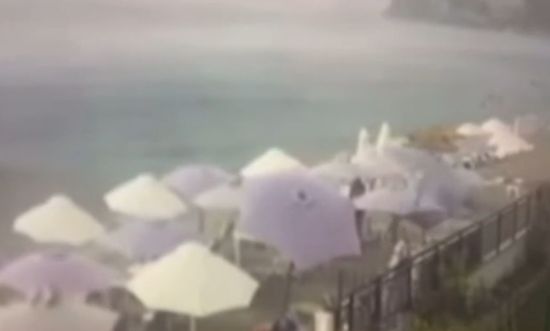 Χαλκιδική: Ανεμοστρόβιλος σηκώνει ομπρέλες σε παραλία - Εικόνες σοκ