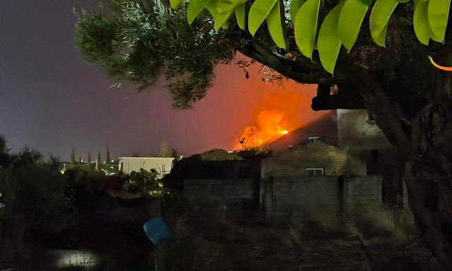 Φωτιά στη Ζάκυνθο: Ανεξέλεγκτη η πυρκαγιά στην Αγία Μαρίνα - Το μέτωπο κινείται προς τον Κοιλιωμένο