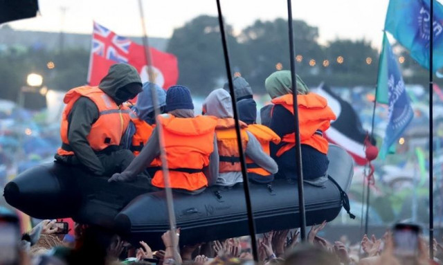 Προεκλογική «παρέμβαση» Banksy: Έφτιαξε βάρκα με ομοιώματα μεταναστών - Θύελλα αντιδράσεων