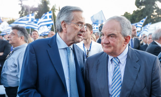 Εν μέσω χειροκροτημάτων η προσέλευση Καραμανλή- Σαμαρά στο Πολεμικό Μουσείο