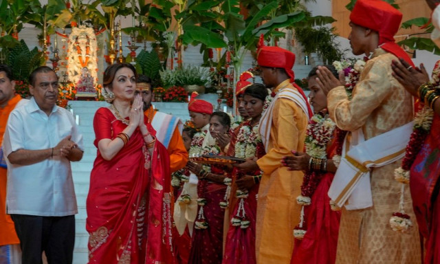 Ινδία: Ο πλουσιότερος άνδρας της Ασίας παντρεύει τον γιο του και... προικίζει 52 άπορα ζευγάρια