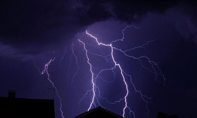 Τι συμβαίνει όταν ένας κεραυνός χτυπάει στη θάλασσα - Πώς θα προστατευτείτε αν βρίσκεστε στο νερό