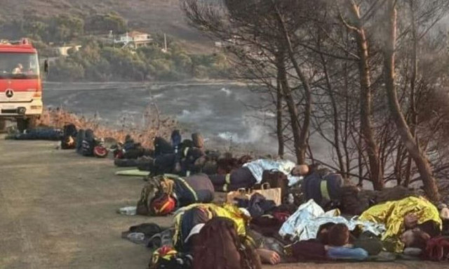 Εξαντλημένοι πυροσβέστες ξαπλώνουν στο χώμα για να ξεκουραστούν - Συγκλονιστική φωτογραφία