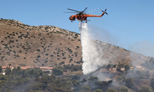 Κρήτη: Μεγάλη φωτιά στο Γεράκι - Σηκώθηκαν δύο ελικόπτερα