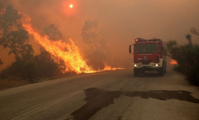 Θεσσαλονίκη: Διάσπαρτες εστίες στην πυρκαγιά στην Κρυόβρυση Πτολεμαΐδας