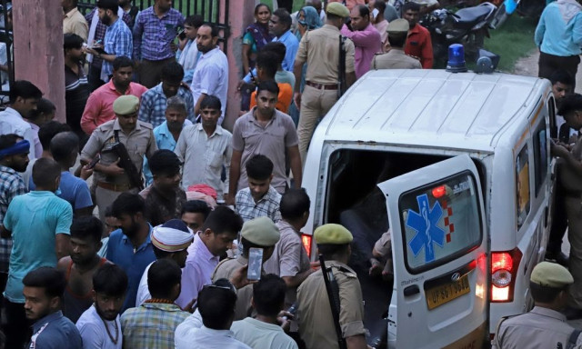 Τραγωδία στην Ινδία: Πάνω απο 100 οι νεκροί σε θρησκευτική εκδήλωση - Ποδοπατήθηκαν μέχρι θανάτου