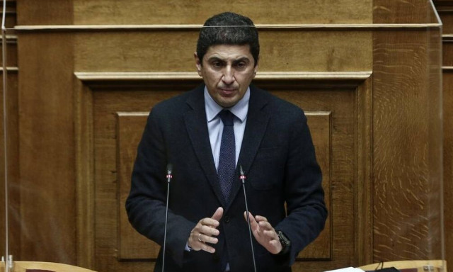 Δίνει εξηγήσεις στον Σταύρο Καλαφάτη ο Λευτέρης Αυγενάκης