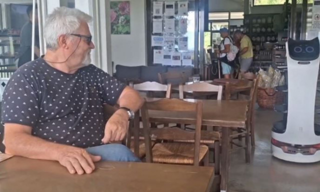 Ρέθυμνο: Η σερβιτόρα από το μέλλον που… τραβάει τα βλέμματα!