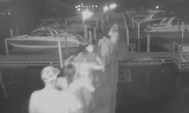 Ψευτόμαγκες πέταξαν σε λίμνη σερβιτόρα όταν τους ζήτησε να πληρώσουν τον λογαριασμό (vid)