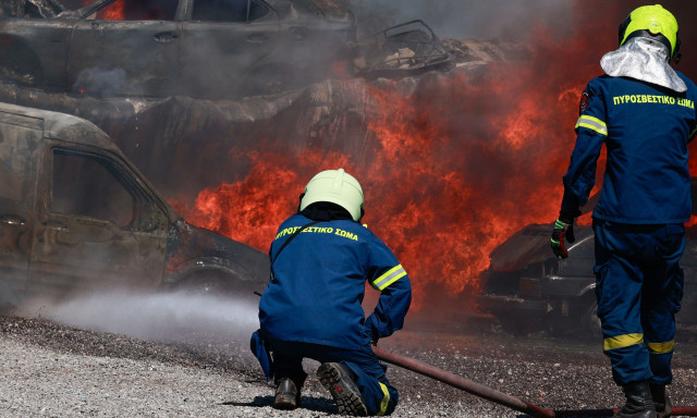 Κορωπί: Φωτιά σε μάντρα αυτοκίνητων στο 37ο χιλιόμετρο Αθηνών – Σουνίου