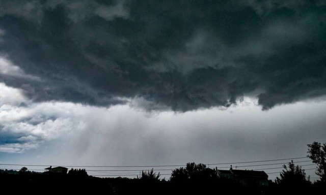 Καταιγίδα τώρα στην Αττική