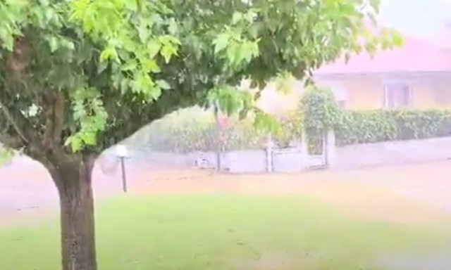 Τρίκαλα: Απίστευτη χαλαζόπτωση «έβαψε» τα πάντα άσπρα