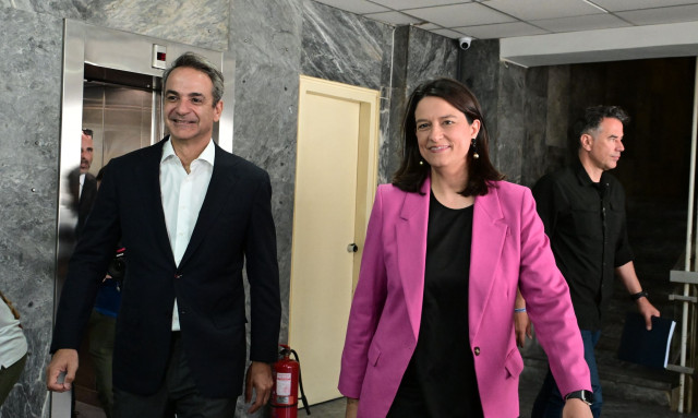 Μητσοτάκης από Υπουργείο Εργασίας: Απαρέγκλιτη δέσμευση η εφαρμογή της ψηφιακής κάρτας εργασίας