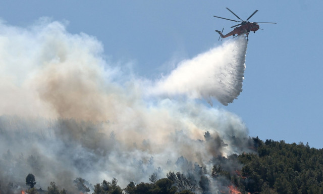 Φωτιά στην Ραφήνα - Σηκώθηκε ελικόπτερο για εναέριες ρίψεις