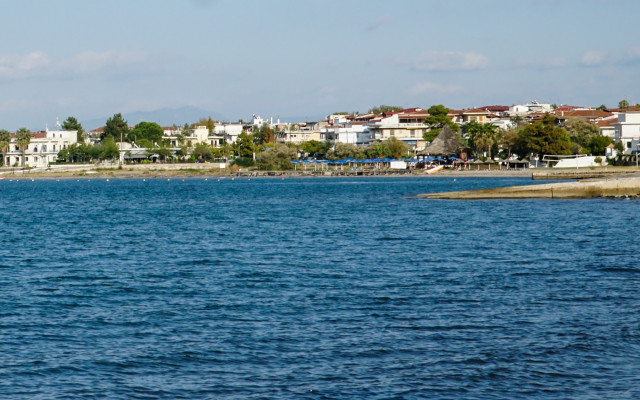 Καμένα Βούρλα: Επιχειρηματίας έσωσε λουόμενο που έχασε τις αισθήσεις του μέσα στην θάλασσα