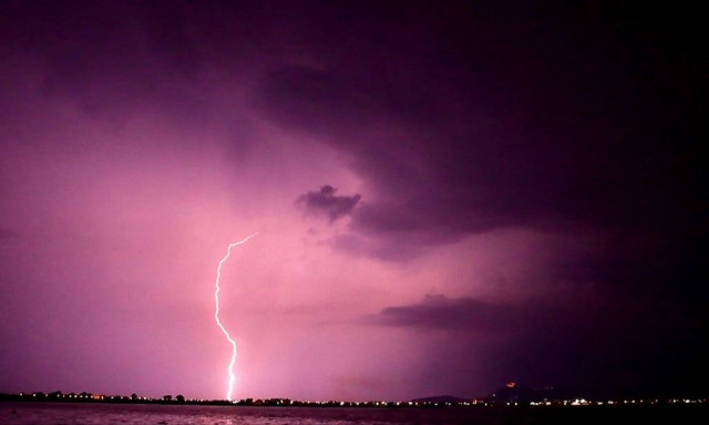 Καιρός: Κεραυνοβολείται η Αττική μέχρι τις 21:00 το βράδυ - Δείτε αναλυτικά τον χάρτη