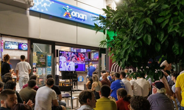 Ο προημιτελικός του Ευρωπαϊκού Πορτογαλία - Γαλλία σε κατάστημα ΟΠΑΠ στο Περιστέρι