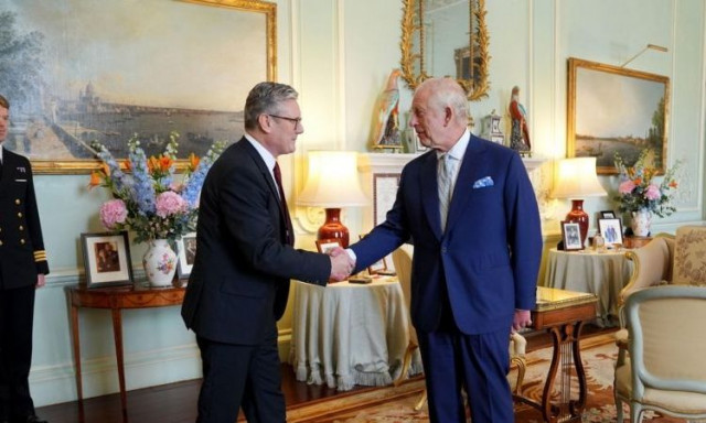 Βρετανία: Στο Παλάτι ο Στάρμερ για να λάβει εντολή από τον Κάρολο - Πότε θα ανακοινωθεί η κυβέρνηση